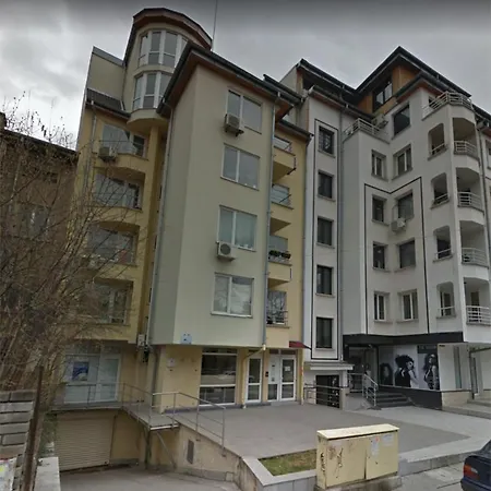 Spacious 2 Bedroom Near The City Center Apartment